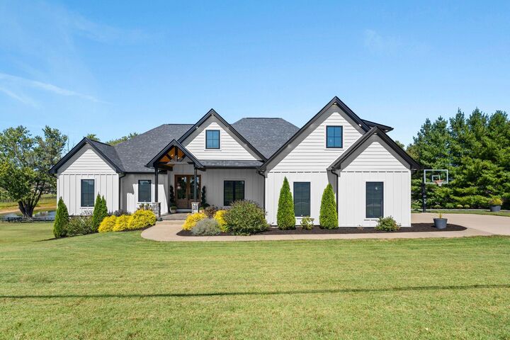 Property Photo: 566 Oak Leaf Ln KY 42503