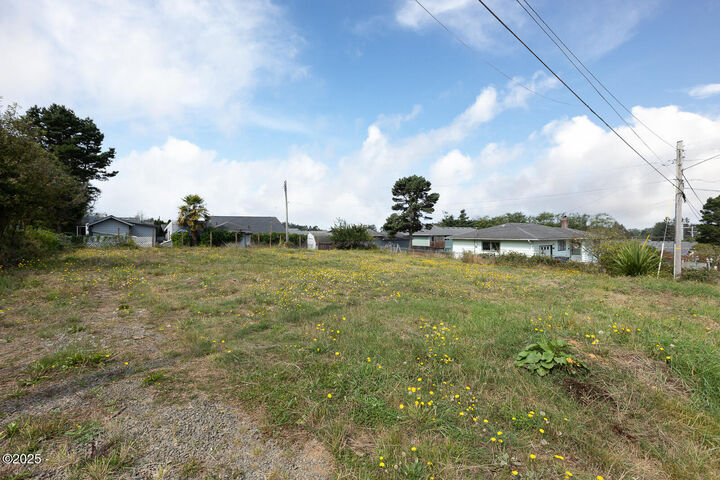Property Photo:  1219 SE Oar Ave  OR 97367 