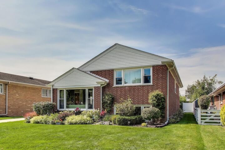 Property Photo: 304 Amherst Avenue IL 60016