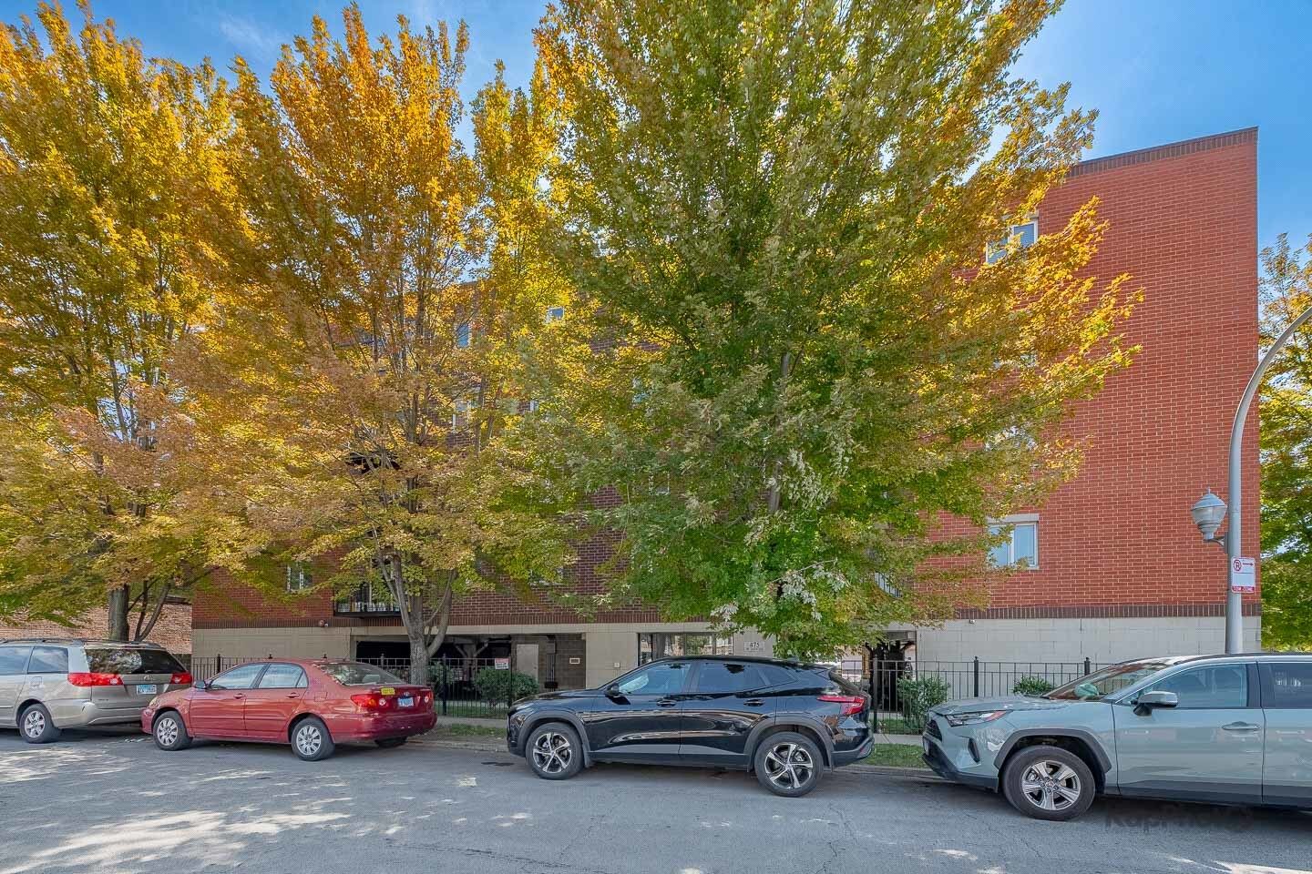 Property Photo: 475 W 24th Street 2A IL 60616