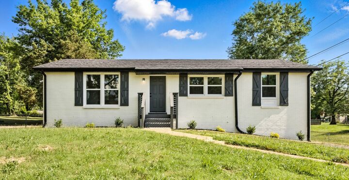 Property Photo:  404 Lisle Dr  TN 37042 