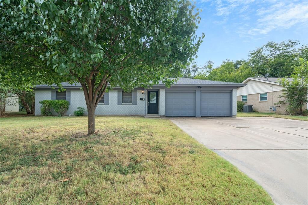 Property Photo:  125 NW Jill Ann Drive  TX 76028 