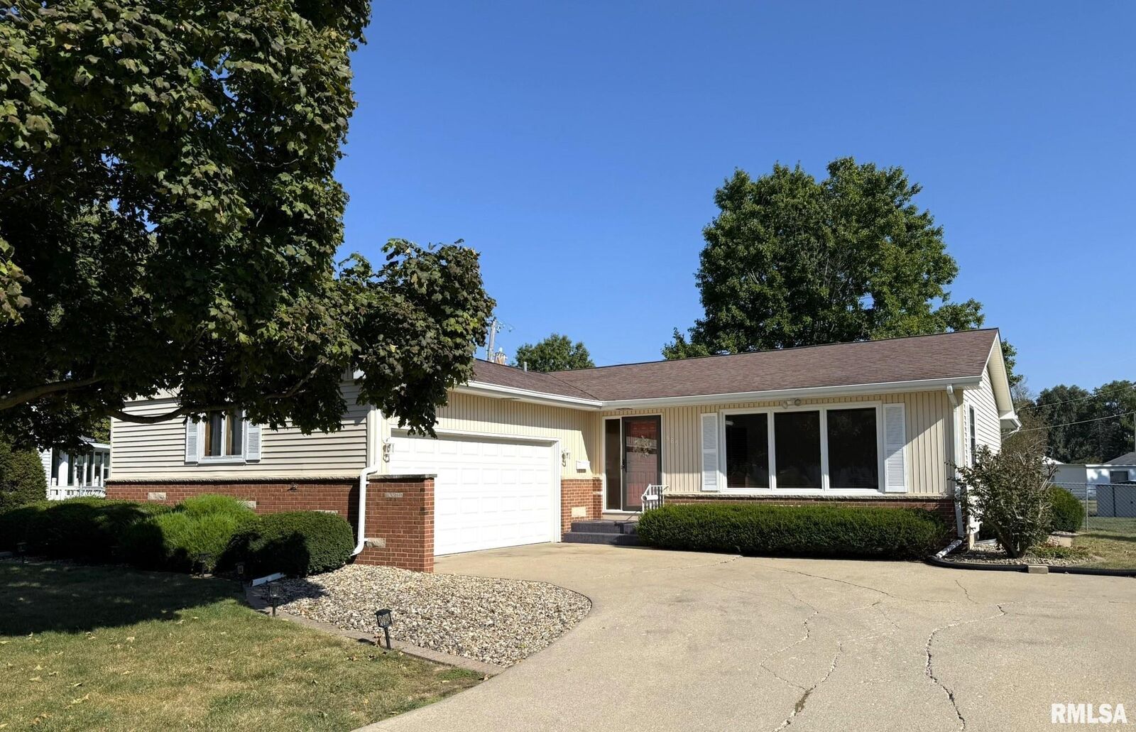 Property Photo: 985 Sweetbriar Place IL 61401