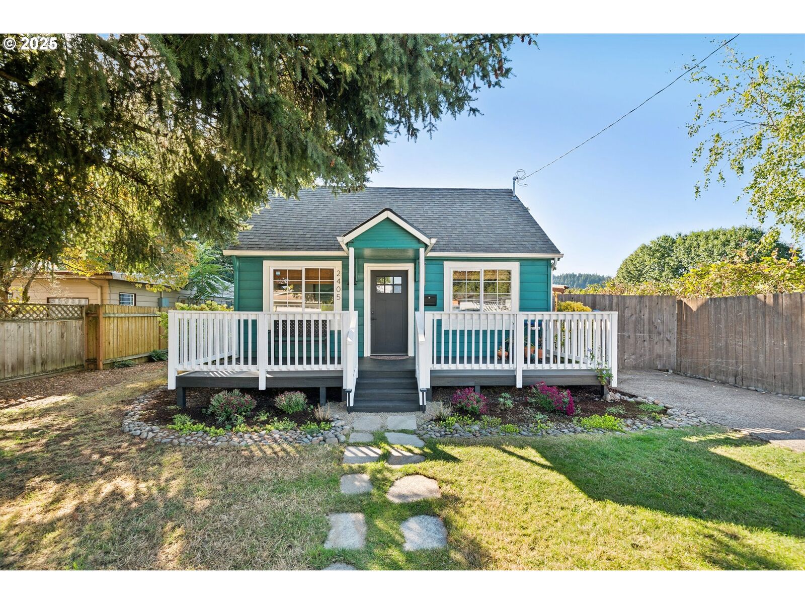 Property Photo: 2405 SE 84th Ave OR 97216