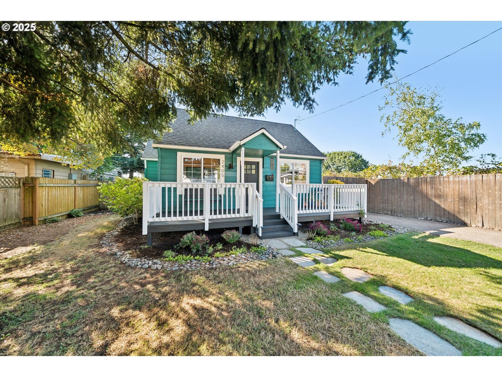 Property Photo:  2405 SE 84th Ave  OR 97216 