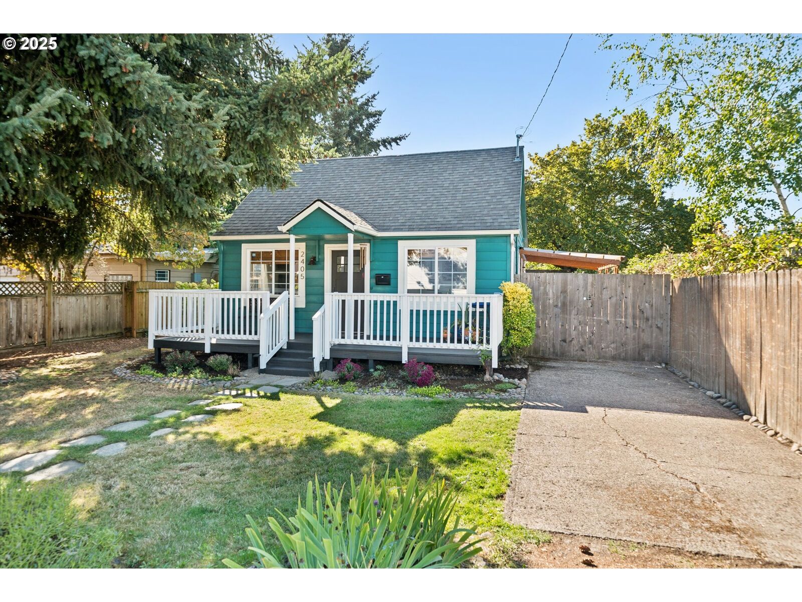 Property Photo: 2405 SE 84th Ave OR 97216