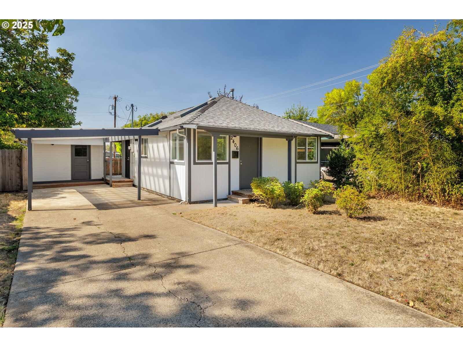 Property Photo:  2406 Adams St  OR 97405 
