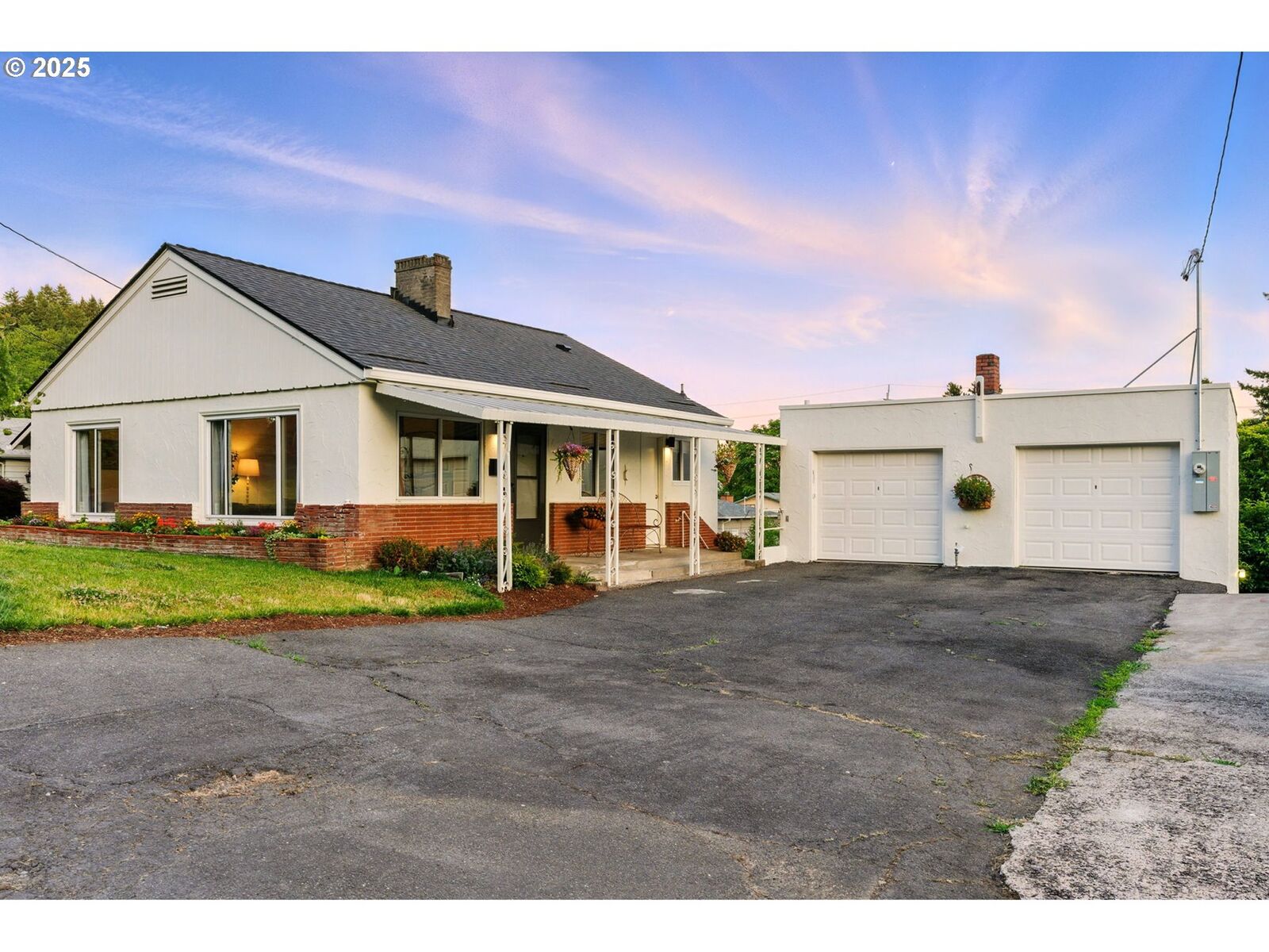 Property Photo:  8620 NE Beech St  OR 97220 