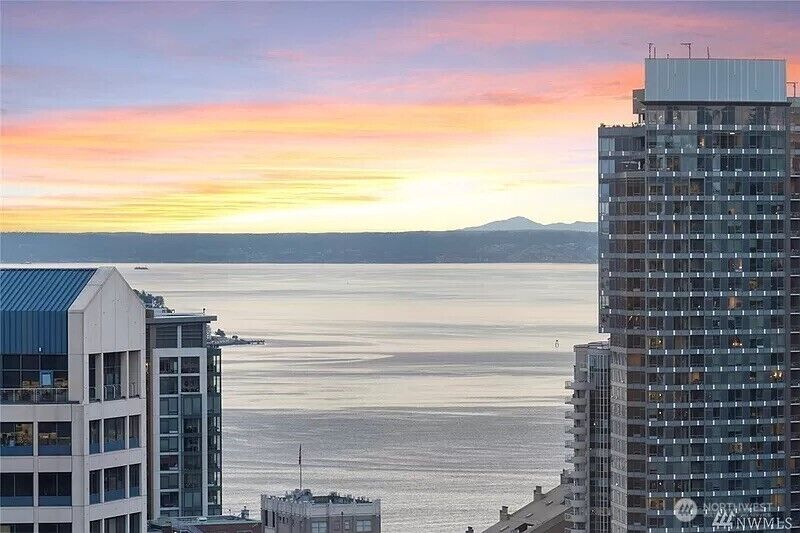Property Photo:  737  Olive Way 3110  WA 98101 