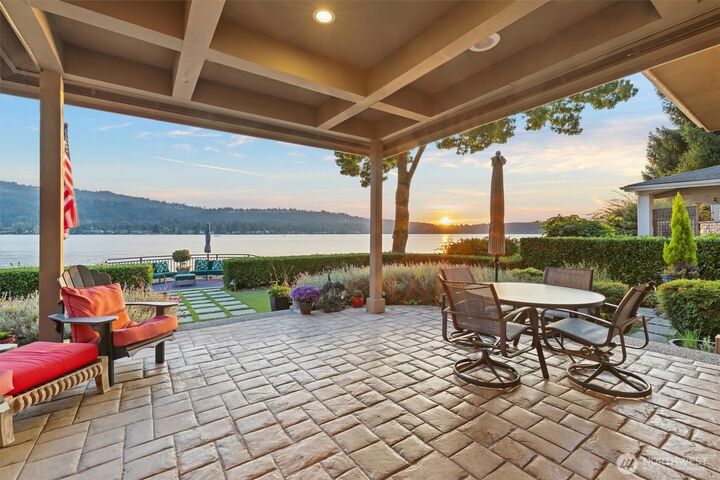 Property Photo:  3829 E Lake Sammamish Shore Lane SE  WA 98075 