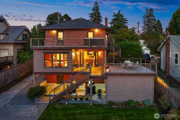 Property Photo:  2561  28th Avenue W  WA 98199 