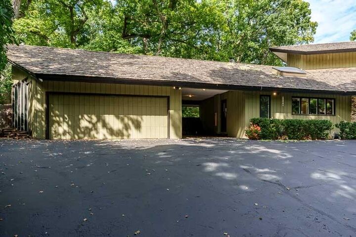 Property Photo: 2520 Oakridge Lane IL 61107