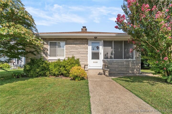 Property Photo:  2231 E Oak Street  IN 47150