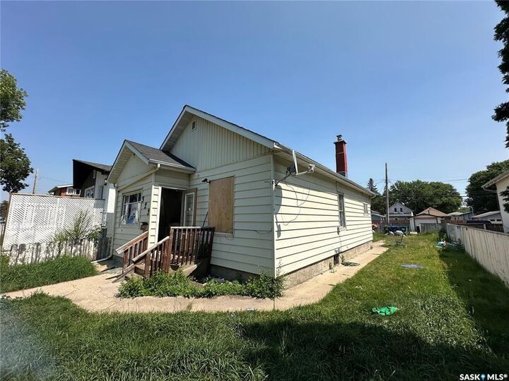 Property Photo: 322 H Avenue S SK S7M 1W3