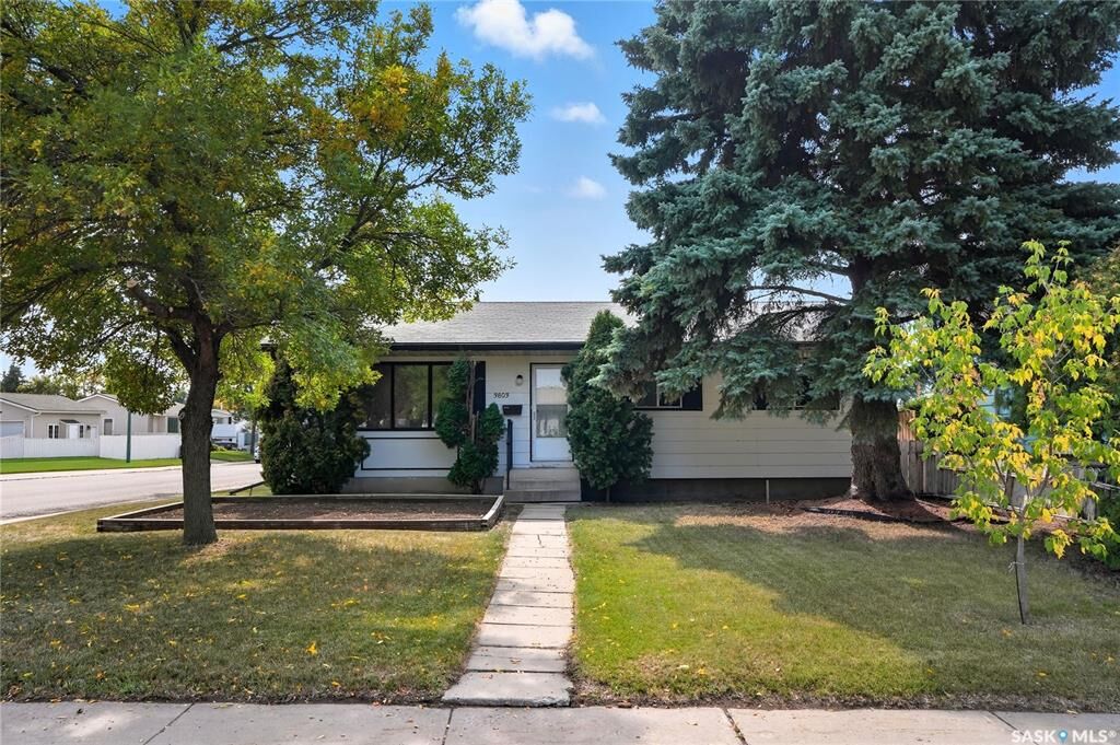 Property Photo: 3803 Miyo-Wâhkôhtowin Road SK S7L 5T1