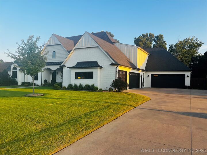 Property Photo:  3611 N Country Club Circle  OK 74403 