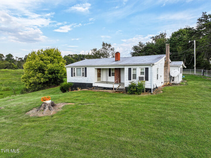 Property Photo: 10065 107 Cutoff TN 37743