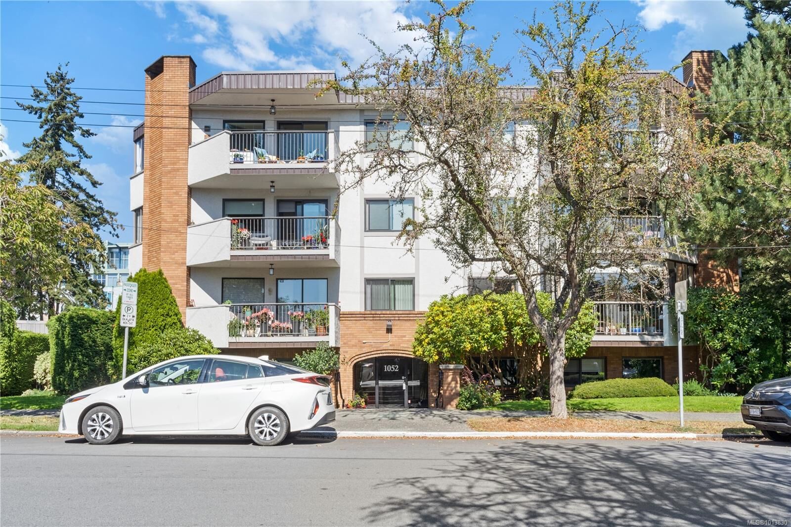 Property Photo:  1052 Rockland Ave 404  BC V8V 3H5 