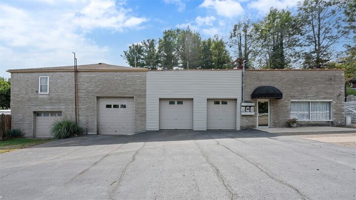 Property Photo:  1201 Oakridge Rd  PA 15057 