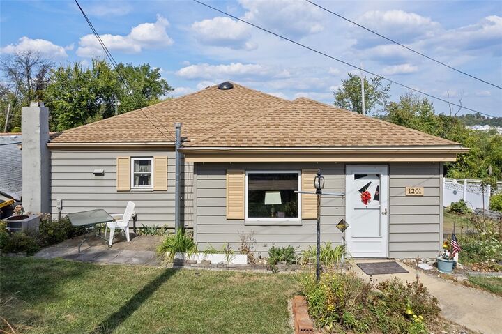 Property Photo:  1201 Oakridge Rd  PA 15057 