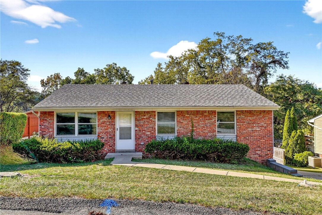 Property Photo:  526 Saint George Dr  PA 15137 