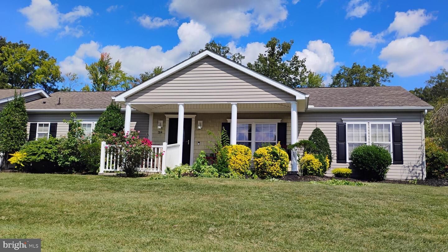 Property Photo:  314 Persimmon Circle W 314  DE 19901 