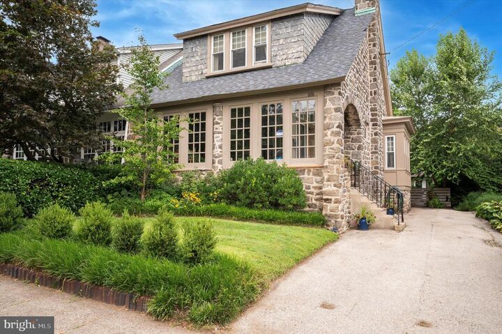 606 Walnut Lane  Philadelphia PA 19128 photo