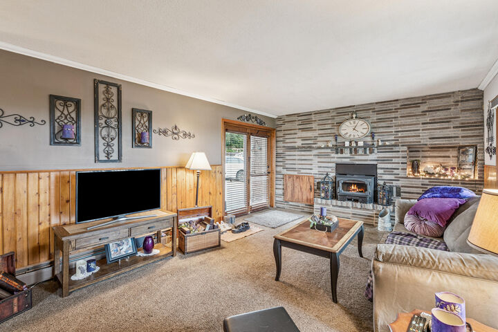 Property Photo:  2604 Hilltop Drive  IA 50158 