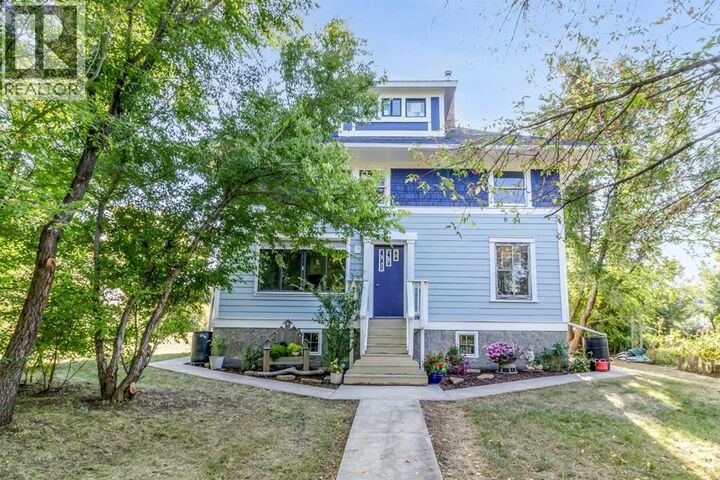 Property Photo:  210 Wacker Avenue West  AB T0M 0L0 