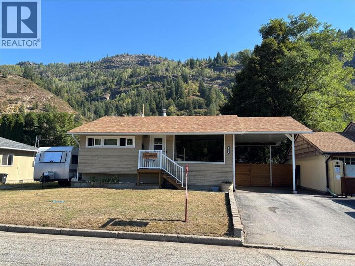 1047 Regan Crescent — photo 1