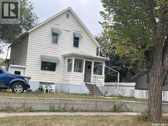 Property Photo:  780 Stadacona Street W  SK S6H 2S5 
