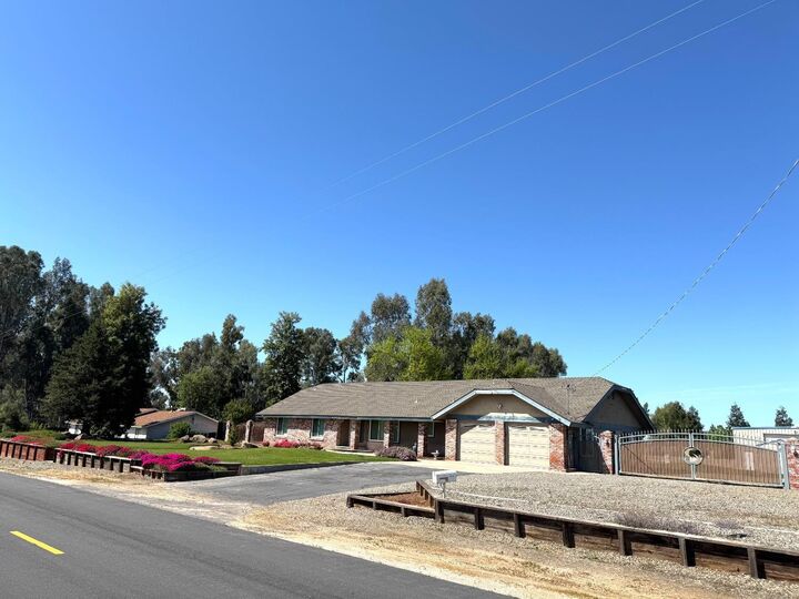Property Photo: 14728 Huntington Road CA 93636