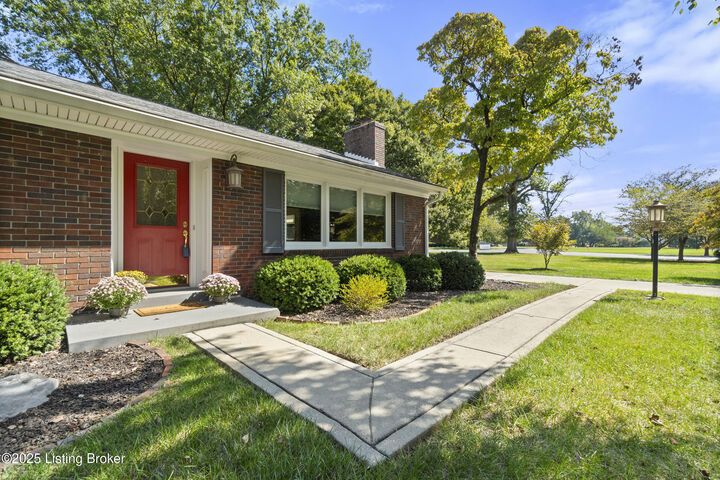 Property Photo: 2419 Rudy Ln KY 40207