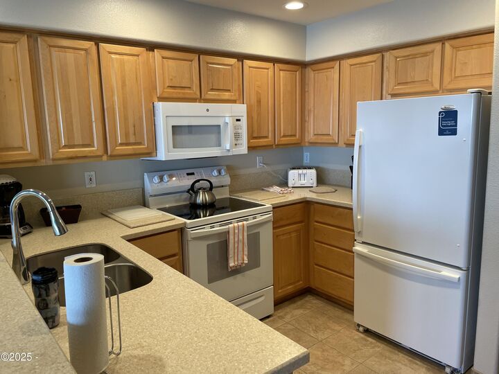 Property Photo: 939 NW Hwy 101 516 Week D OR 97341