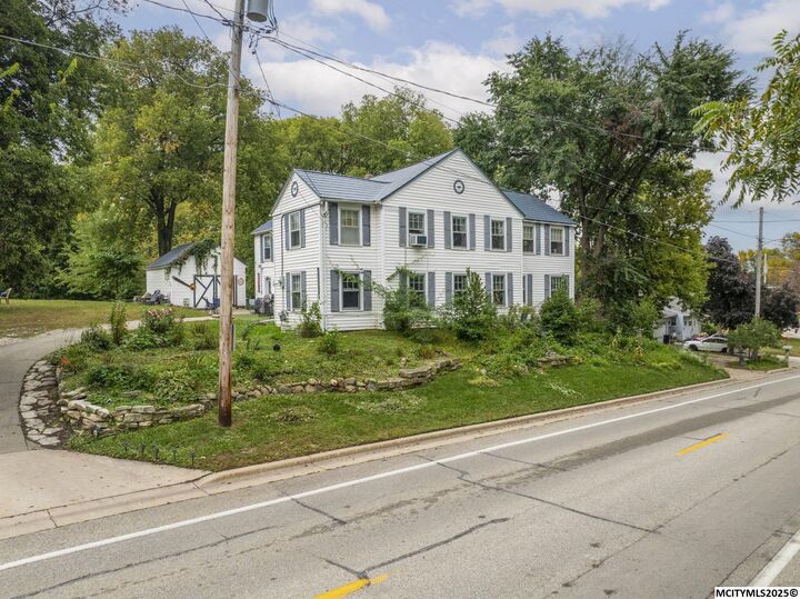 Property Photo:  1100 S Shore Dr  IA 50428