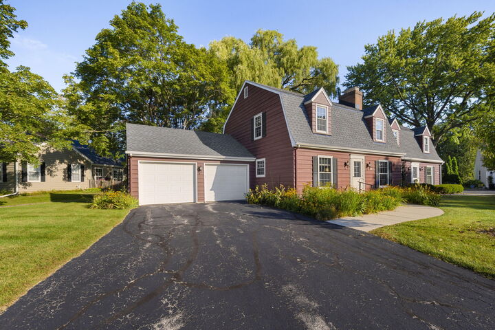 Property Photo:  1012 W Cedar Ridge Ct  WI 53092 