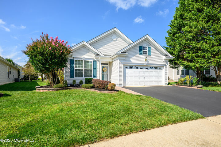 Property Photo: 4 Gladston Court NJ 08527