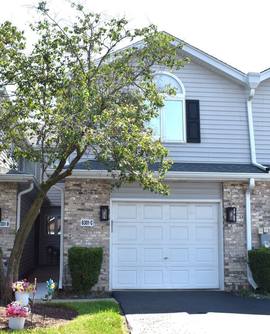 Property Photo: 8301 Highpoint Circle C IL 60561