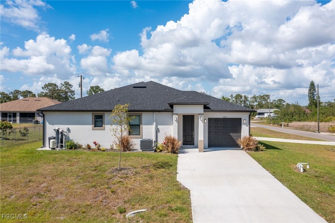 Property Photo: 809 Agnes Avenue FL 33971