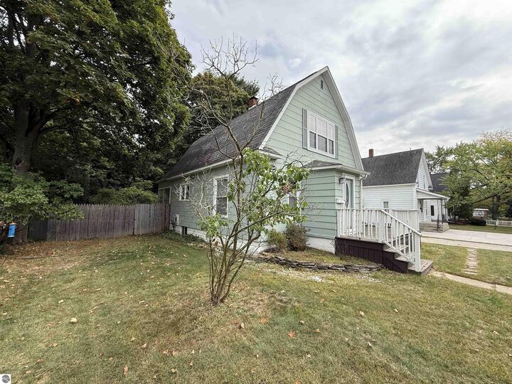 Property Photo:  916 N River Avenue  MI 48801 