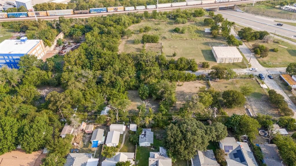 Property Photo: 1608 E Broadway Avenue TX 76104