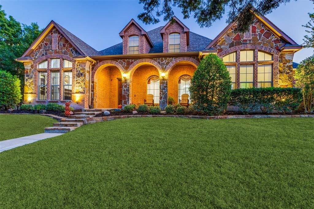 Property Photo: 100 Stone Canyon Circle TX 76108