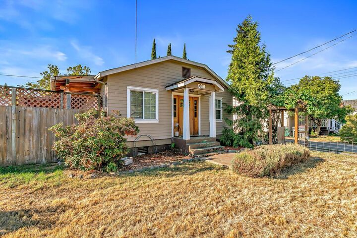 Property Photo: 821 W 2nd Street OR 97501