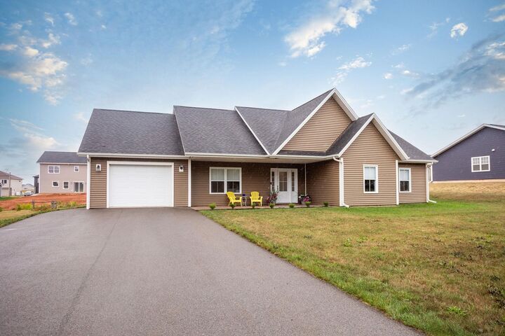 27 East Royalty Road  Charlottetown PE C1C 0V6 photo