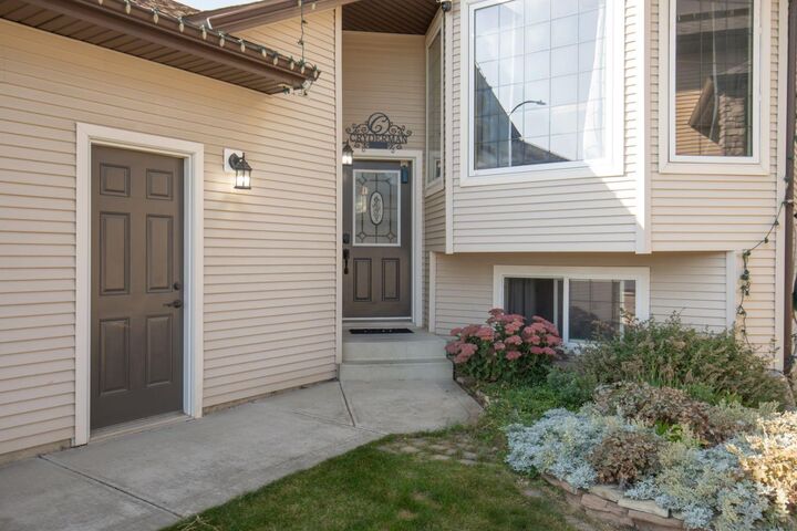 Property Photo:  44 Isbister Close  AB T4R 0B9 