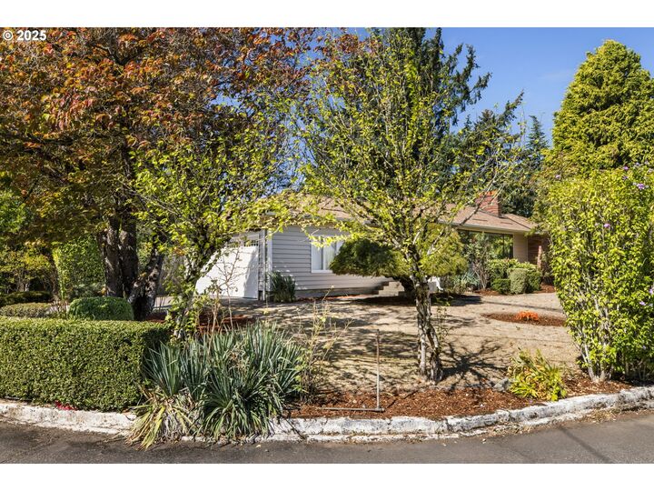 Property Photo:  415 NE 116th Pl  OR 97220 
