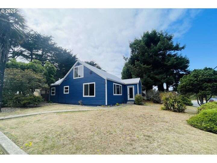 Property Photo:  890 2nd St SE  OR 97411 