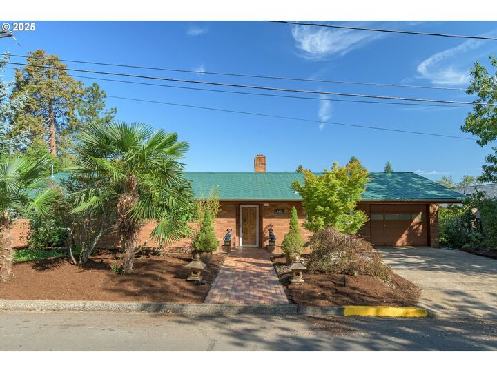 Property Photo:  245 W 30th Ave  OR 97405 