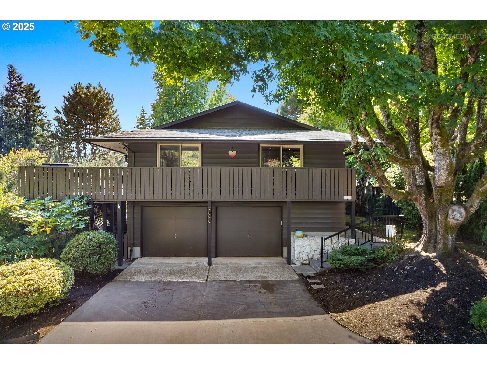 Property Photo:  2090 Valley View Dr  OR 97068 