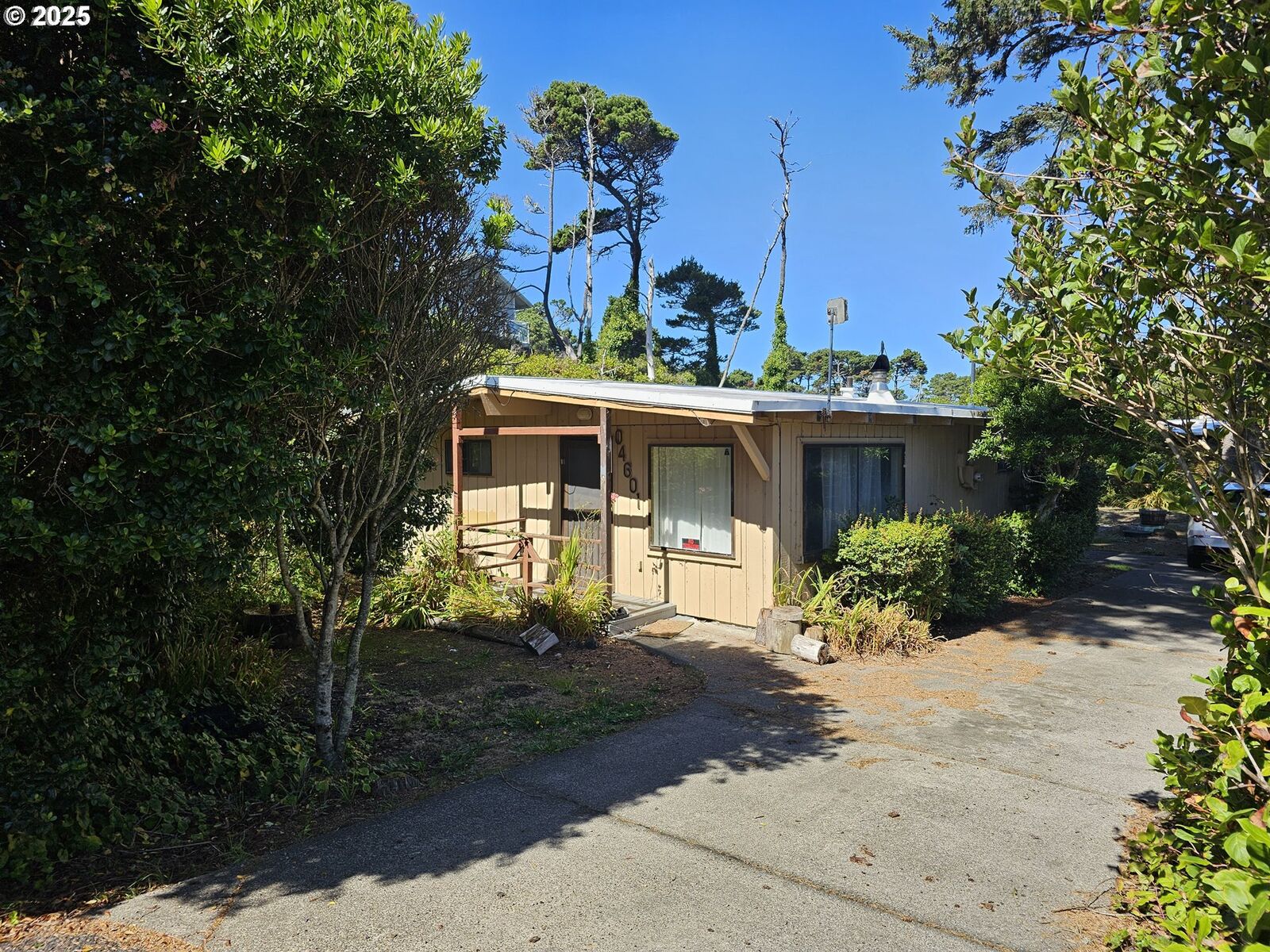 Property Photo:  4601 Arago St  OR 97439 
